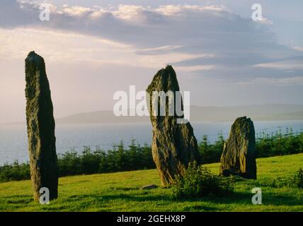 Ballochroy Bronzezeit stehende Steine in einer Linie NE-SW, Kintyre, Argyll, Schottland, UK, Blick N in Richtung Knapdale über die Mündung des West Loch Tarbert Stockfoto