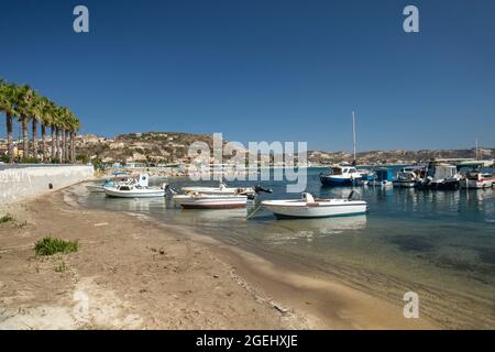 Kleine Motorboote und Fischerboote werden im Hafen von Kamari, Kefalos, auf der Insel Kos, Griechenland, festgebunden Stockfoto