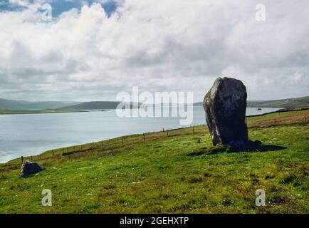 Blick S von Busta Stehstein, ein 20-Tonnen-Granitmonolith am Hang mit Blick auf Busta Voe, North Mainland, Shetland, Schottland, Großbritannien. Stockfoto