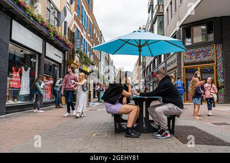 LONDON, 20. August 2021. Die Carnaby Street im Londoner West End ist am Freitag voll mit Einkäufern, da die Massen langsam nach der Aufhebung der Covid-Beschränkungen zurückkehren. Credit amer Ghazzal/Alamy Live News Stockfoto