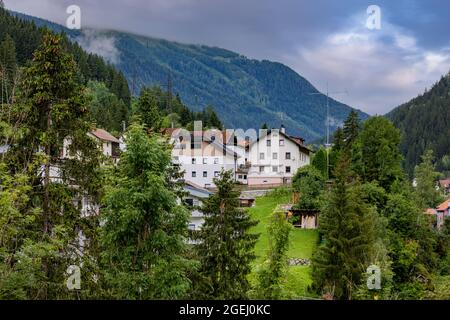 Typisches Dorf in den österreichischen Alpen Stockfoto