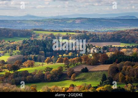 Die Landschaft von Herefordshire und Eastnor Castle im Herbst von Midsummer Hill in den Malverns, Herefordshire, England Stockfoto