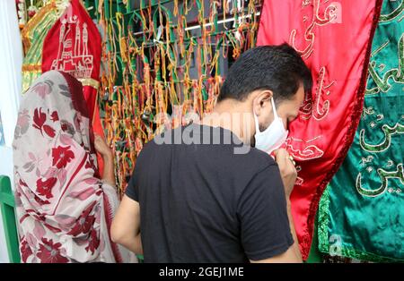 Dhaka, Bangladesch, 20. August: Eine schiitische Frau betet während des Trauertages zum Gedenken an den Ashura-Tag. Der zehnte Tag von Muharram wird als Aschura gefeiert, schiitische muslime feiern den Tag als Trauertag, um an das Martyrium des Enkels des Propheten Hazrat Muhammad, Hazrat Imam Hussain, seiner Verwandten und 72 Unterstützern während des Zusammenstoßes von Karbala an diesem Tag im Hijri-Jahr 61 zu erinnern. Kredit: Habibur Rahman / Eyepix Gruppe/Alamy Live Nachrichten Stockfoto