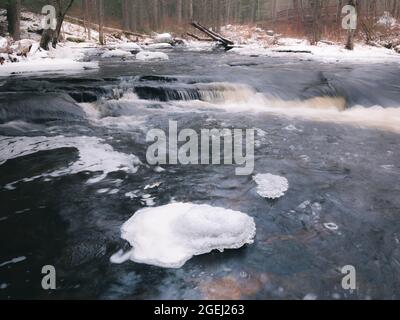 Der Millers River in Royalston Massachusetts. Im Winter bietet sich hier ein Blick auf einen Fluss in Massachusetts. Der Fluss hat Kaskaden, Schnee und Eis. Stockfoto