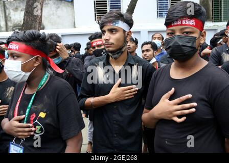 Dhaka, Bangladesch, 20. August: Shias bringen die Tazia-Parade, die Teilnehmer, planen die Parade und beginnen ihre Wiedererkennungsbräuche ein paar Tage vor dem zehnten Muharram, Während des Trauertages zum Gedenken an den Ashura-Tag. Der zehnte Tag von Muharram wird als Aschura gefeiert, schiitische muslime feiern den Tag als Trauertag, um an das Martyrium des Enkels des Propheten Hazrat Muhammad, Hazrat Imam Hussain, seiner Verwandten und 72 Unterstützern während des Zusammenstoßes von Karbala an diesem Tag im Hijri-Jahr 61 zu erinnern. Kredit: Habibur Rahman / Eyepix Gruppe/Alamy Live Nachrichten Stockfoto