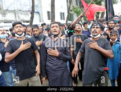 Dhaka, Bangladesch, 20. August: Shias bringen die Tazia-Parade, die Teilnehmer, planen die Parade und beginnen ihre Wiedererkennungsbräuche ein paar Tage vor dem zehnten Muharram, Während des Trauertages zum Gedenken an den Ashura-Tag. Der zehnte Tag von Muharram wird als Aschura gefeiert, schiitische muslime feiern den Tag als Trauertag, um an das Martyrium des Enkels des Propheten Hazrat Muhammad, Hazrat Imam Hussain, seiner Verwandten und 72 Unterstützern während des Zusammenstoßes von Karbala an diesem Tag im Hijri-Jahr 61 zu erinnern. Kredit: Habibur Rahman / Eyepix Gruppe/Alamy Live Nachrichten Stockfoto