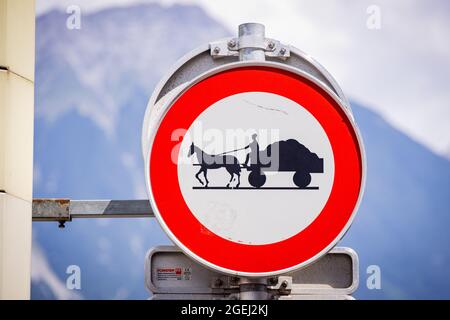 Straßenschild - Keine Pferdekutschen in der Stadt - INNSBRUCK, ÖSTERREICH, EUROPA - 29. JULI 2021 Stockfoto