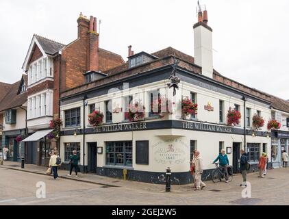 Die Leute kommen am William Walker Pub und Restaurant in Winchester, Hampshire, England, vorbei Stockfoto