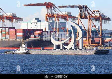 Tokio, Japan. August 2021. Emblem des Symbols der Paralympischen Spiele von Tokio 2020 „drei Agitos“. Fertig und lackiert. Das Emblem wird von der Werft in Yokohama, Präfektur Kanagawa, nach Daiba, Tokio, transportiert. Drei Tage vor der Eröffnung der Tokio-Paralympics am 20. August 2021 in Tokio, Japan. (Foto von Kazuki Oishi/Sipa USA) Quelle: SIPA USA/Alamy Live News Stockfoto