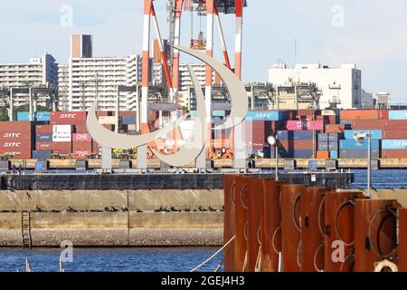Tokio, Japan. August 2021. Emblem des Symbols der Paralympischen Spiele von Tokio 2020 „drei Agitos“. Fertig und lackiert. Das Emblem wird von der Werft in Yokohama, Präfektur Kanagawa, nach Daiba, Tokio, transportiert. Drei Tage vor der Eröffnung der Tokio-Paralympics am 20. August 2021 in Tokio, Japan. (Foto von Kazuki Oishi/Sipa USA) Quelle: SIPA USA/Alamy Live News Stockfoto