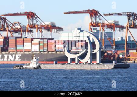Tokio, Japan. August 2021. Emblem des Symbols der Paralympischen Spiele von Tokio 2020 „drei Agitos“. Fertig und lackiert. Das Emblem wird von der Werft in Yokohama, Präfektur Kanagawa, nach Daiba, Tokio, transportiert. Drei Tage vor der Eröffnung der Tokio-Paralympics am 20. August 2021 in Tokio, Japan. (Foto von Kazuki Oishi/Sipa USA) Quelle: SIPA USA/Alamy Live News Stockfoto