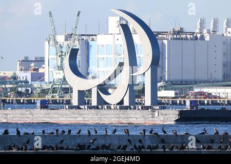 Tokio, Japan. August 2021. Emblem des Symbols der Paralympischen Spiele von Tokio 2020 „drei Agitos“. Fertig und lackiert. Das Emblem wird von der Werft in Yokohama, Präfektur Kanagawa, nach Daiba, Tokio, transportiert. Drei Tage vor der Eröffnung der Tokio-Paralympics am 20. August 2021 in Tokio, Japan. (Foto von Kazuki Oishi/Sipa USA) Quelle: SIPA USA/Alamy Live News Stockfoto