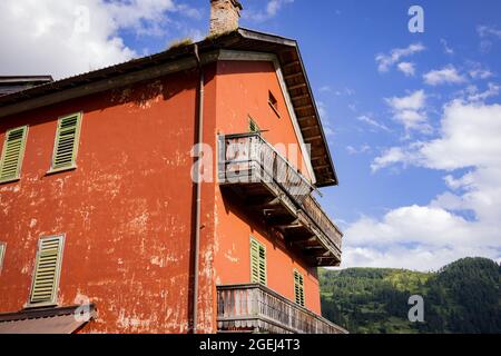 Altes ruinöses Haus in den Südtiroler Alpen in Italien Stockfoto