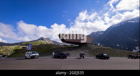 Berühmte Timmelsjoch Hochalpenstraße in den österreichischen Alpen auch Passo Rombo genannt - TIMMELSJOCH, ÖSTERREICH, EUROPA - 28. JULI 2021 Stockfoto