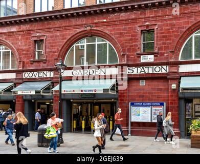 U-BAHN-STATION LONDON COVENT GARDEN IN DER JAMES STREET Stockfoto