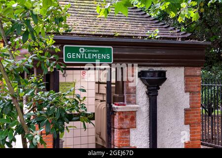 LONDON LINCOLN'S INN FIELDS CAMDEN AUSSENANSICHT DER HERREN-TOILETTEN Stockfoto