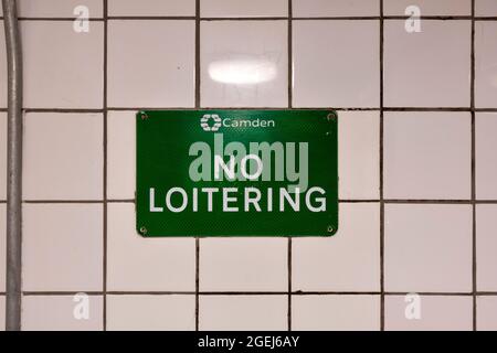 LONDON LINCOLN'S INN FIELDS CAMDEN DIE HERRENTOILETTEN SIND EIN „NO LOITERING“-ZEICHEN Stockfoto