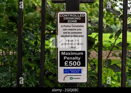 LONDON LINCOLN'S INN FIELDS POLIZEI KONTROLLIERTE TRINKZONE ZEICHEN AUF EINEM ZAUN Stockfoto