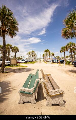 Leere Bänke am St. Augustine Beach, Florida, USA Stockfoto