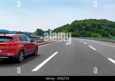 KIA Sportage auf der Autobahn, in Rijeka, Kroatien. Stockfoto