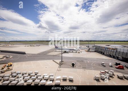 Flugplatz des Wiener Flughafens VIE - WIEN, ÖSTERREICH, EUROPA - 1. AUGUST 2021 Stockfoto