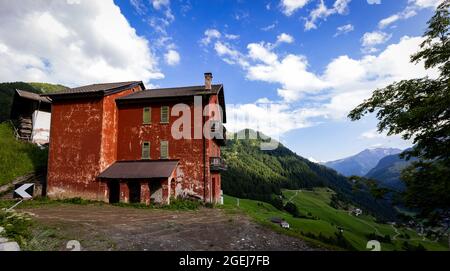 Altes ruinöses Haus in den Südtiroler Alpen in Italien Stockfoto