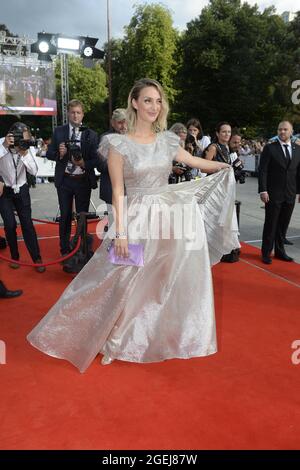 Karlsbad, Tschechische Republik. August 2021. Die Schauspielerin Bara Polakova kommt am Freitag, den 20. August 2021, zum Start der 55. Ausgabe des Internationalen Filmfestivals in Karlsbad. Das internationale Filmfestival kehrt nach zwei Jahren aufgrund einer Verzögerung durch die Coronavirus-Pandemie in das tschechische Kurbad Karlsbad zurück. Kredit: Katerina Sulova/CTK Foto/Alamy Live Nachrichten Stockfoto