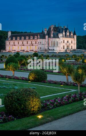 Beleuchteter Garten von Diane de Poitiers auf Chateau Chenonceau im Loire-Tal, Centre, Frankreich Stockfoto