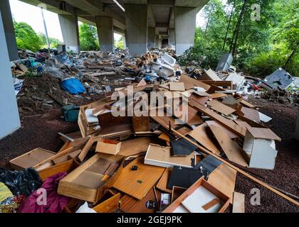 Glasgow, Schottland, Großbritannien. August 2021. Eine riesige Menge illegaler Flugkippen von Baustellen und Haushalten wurde unter dem Viadukt M8 im Distrikt Blocairn in Glasgow abgeführt. Iain Masterton/Alamy Live News Stockfoto