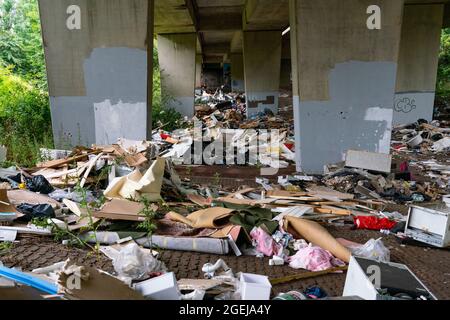 Glasgow, Schottland, Großbritannien. August 2021. Eine riesige Menge illegaler Flugkippen von Baustellen und Haushalten wurde unter dem Viadukt M8 im Distrikt Blocairn in Glasgow abgeführt. Iain Masterton/Alamy Live News Stockfoto