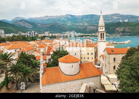 Landschaft der Altstadt von Budva: Alte Mauern und roten Ziegeldach. Montenegro, Europa. Budva - eine der am besten erhaltenen mittelalterlichen Städte in den Mediterran Stockfoto