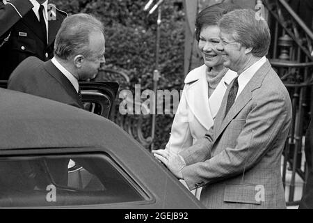 Der US-Präsident Jimmy Carter und die First Lady Rosalynn Carter begrüßen den israelischen Ministerpräsidenten Yitzhak Rabin und seine Frau Leah, als sie am Montag, den 7. März 1977, im Weißen Haus in Washington, DC, eintreffen.Quelle: Benjamin E. 'Gene' Forte / CNP /MediaPunch Stockfoto