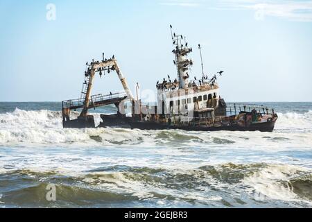 Das Schiffswrack im Atlantischen Ozean an der Skeleton Coast bei Swakopmund in Namibia, Afrika. Landschaftsfotografie Stockfoto