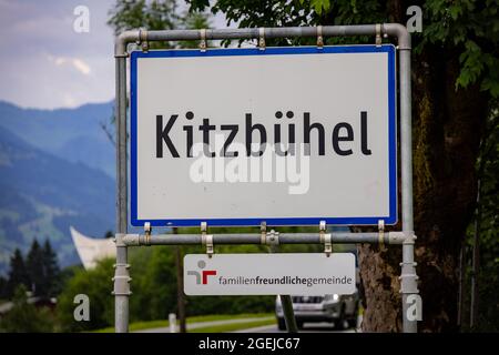Weltberühmte Stadt Kitzbühel in Österreich - ein exklusives Wintersportparadies - KITZBÜHEL, ÖSTERREICH, EUROPA - 29. JULI 2021 Stockfoto