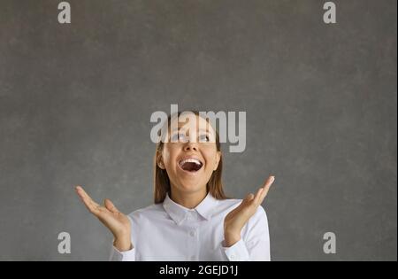 Nahaufnahme eines Portraits einer jungen Frau, die aufrichtig mit den guten Nachrichten glücklich ist. Stockfoto