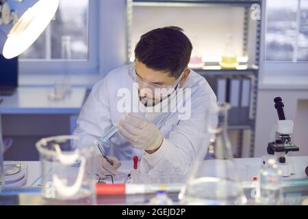 Männlicher Wissenschaftler, der im chemischen Analyselabor arbeitet Stockfoto
