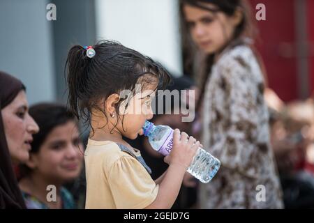 Kabul, Afghanistan. August 2021. Ein Kind nippt während einer Evakuierung am Hamid Karzai International Airport in Kabul, Afghanistan, am 20. August 2021 frisches Wasser. US-Dienstmitglieder unterstützen das Außenministerium bei einer geordneten Abseichung von designiertem Personal in Afghanistan. Foto von Sgt. Samuel Ruiz/USMC/UPI Kredit: UPI/Alamy Live Nachrichten Stockfoto