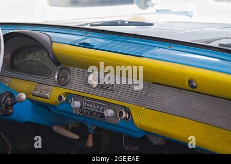 KÖLN, DEUTSCHLAND - 25. Jul 2021: Interieur eines Vintage-Ford Taunus in Gelb und Blau, hergestellt in den 60er Jahren Stockfoto