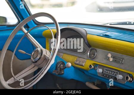 KÖLN, DEUTSCHLAND - 25. Jul 2021: Interieur eines Vintage-Ford Taunus in Gelb und Blau, hergestellt in den 60er Jahren Stockfoto