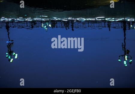 Fußgänger, über dem puente del ayuntamiento, Reflexion über die Mündung von Bilbao, Provinz Biskaya, Baskenland, Spanien Stockfoto