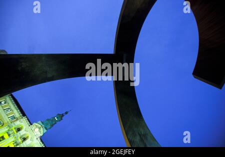 Skulptur der Variante Ovoide von Jorge Oteiza und Rathaus, Bilbao, Provinz Biskaya, Baskenland, Spanien Stockfoto