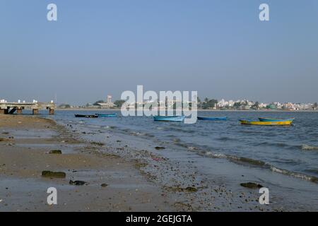 Viele kleine bunte Boote sind an einem Sandstrand in der Hafenstadt Diu India im Arabischen Meer vor Anker gegangen. Stockfoto