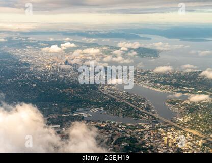 Weitwinkel-Luftaufnahme der Stadt Seattle von der Nordseite mit niedrigen Wolken Stockfoto