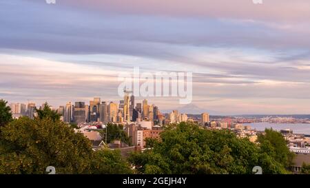 Blick auf die Skyline von Downtown Seattle bei Sonnenuntergang mit Mount Rainer im Hintergrund Stockfoto