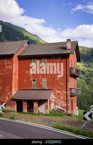 Altes ruinöses Haus in den Südtiroler Alpen in Italien Stockfoto