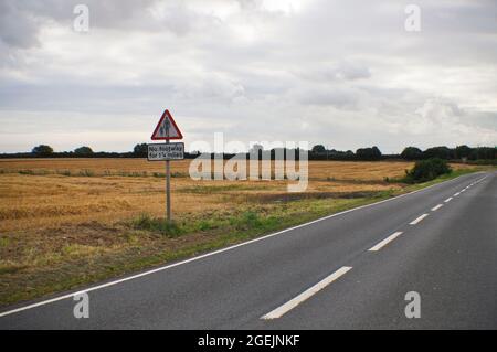 Straßenschild auf einer Landstraße, das anzeigt, dass es 1 1/4 Meilen lang keinen Fußweg gibt Stockfoto