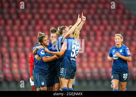 Zürich, Schweiz. August 2021. Jule Brand (29 Hoffenheim) feiert ihr Tor mit Teamkollegen beim UEFA Womens Champions League Finale der 1. Runde zwischen der TSG Hoffenheim und dem AC Mailand im Letzigrund in Zürich, Schweiz. Kredit: SPP Sport Pressefoto. /Alamy Live News Stockfoto