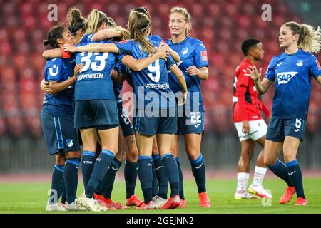 Zürich, Schweiz. August 2021. Jule Brand (29 Hoffenheim) feiert ihr Tor mit Teamkollegen beim UEFA Womens Champions League Finale der 1. Runde zwischen der TSG Hoffenheim und dem AC Mailand im Letzigrund in Zürich, Schweiz. Kredit: SPP Sport Pressefoto. /Alamy Live News Stockfoto