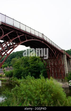 Ironbridge Gorge England.dramatische Ansicht dieser Struktur und historischen Denkmal. Elegante und kraftvolle Konstruktion. Low-Angle-Ansicht. Landschaftsaufnahme. Stockfoto