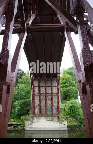 Ironbridge, England. Historisches Denkmal. Low-Angle-Ansicht.Gusseisenbrücke gebaut und entworfen von Thomas Telford, Ingenieur aus der industriellen Revolution. Stockfoto